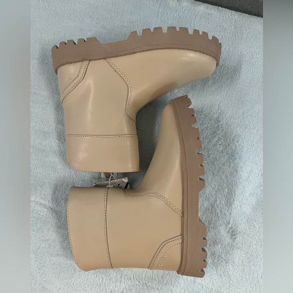 Zara Kids / toddler boots. Chunky external sole, side zipper. Beige / cream. 12 - Picture 6 of 12